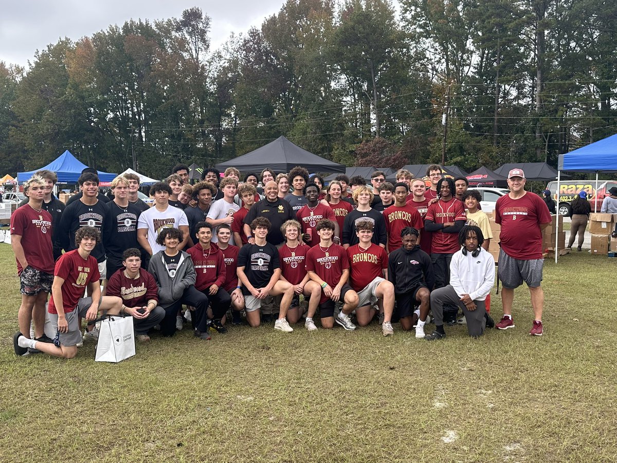 bwoodbsball's tweet photo. Thank you to the 45 players that helped distribute over 5,000lbs of food to those in need. Go Broncos. 🐴⚾️ https://t.co/Iqr3wo2fUf