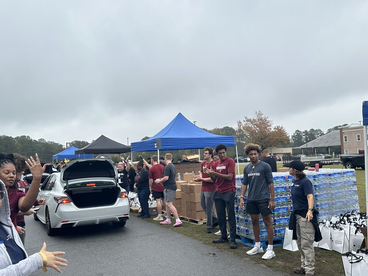 bwoodbsball's tweet photo. Thank you to the 45 players that helped distribute over 5,000lbs of food to those in need. Go Broncos. 🐴⚾️ https://t.co/Iqr3wo2fUf