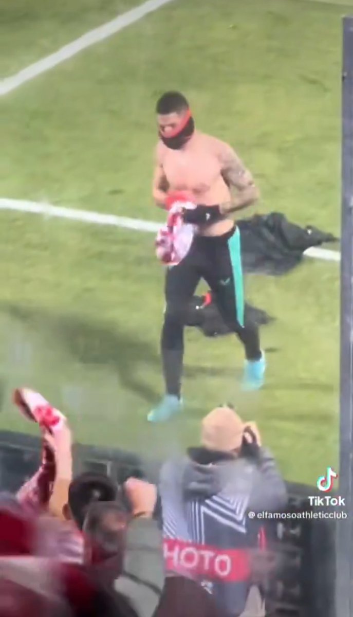 AColetaman's tweet photo. No puedo con las pintas de hooligan de Sancet eh, si es más del Athletic revienta. Oihano Marrano, nuestro jugador favorito por siempre https://t.co/47RQUrJUlU