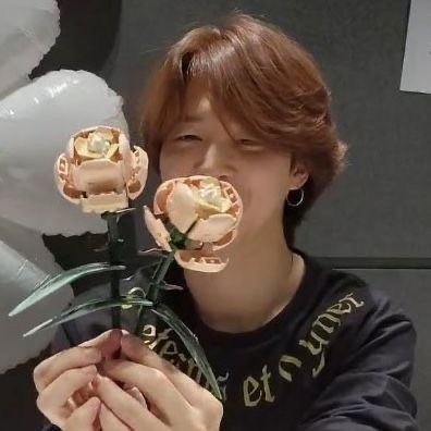 saturnjiji's tweet photo. #jikookau onde Jimin trabalha em uma floricultura e todos os dias um alfa vai até lá e compra flores para ele

ou onde Jungkook é apaixonado no ômega da floricultura e lhe compra flores todos os dias até tomar coragem para convidá-lo para sair. https://t.co/GsmWuOiwpV