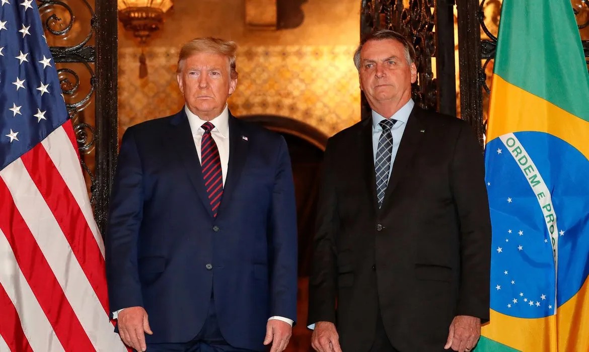 pesquisas_elige's tweet photo. 🚨URGENTE: A gestão do Presidente eleito @realDonaldTrump afirmou que vai deportar 200 mil brasileiros dos Estados Unidos. Vale lembrar que mais de 65% da população do Brasil nos Estados Unidos votou em Jair Bolsonaro para Presidente nas últimas eleições. Dito isso, quantos comentários consigo com MITO E TRUMP ODEIAM O POVO?🇧🇷👍👉😲🇺🇲😎