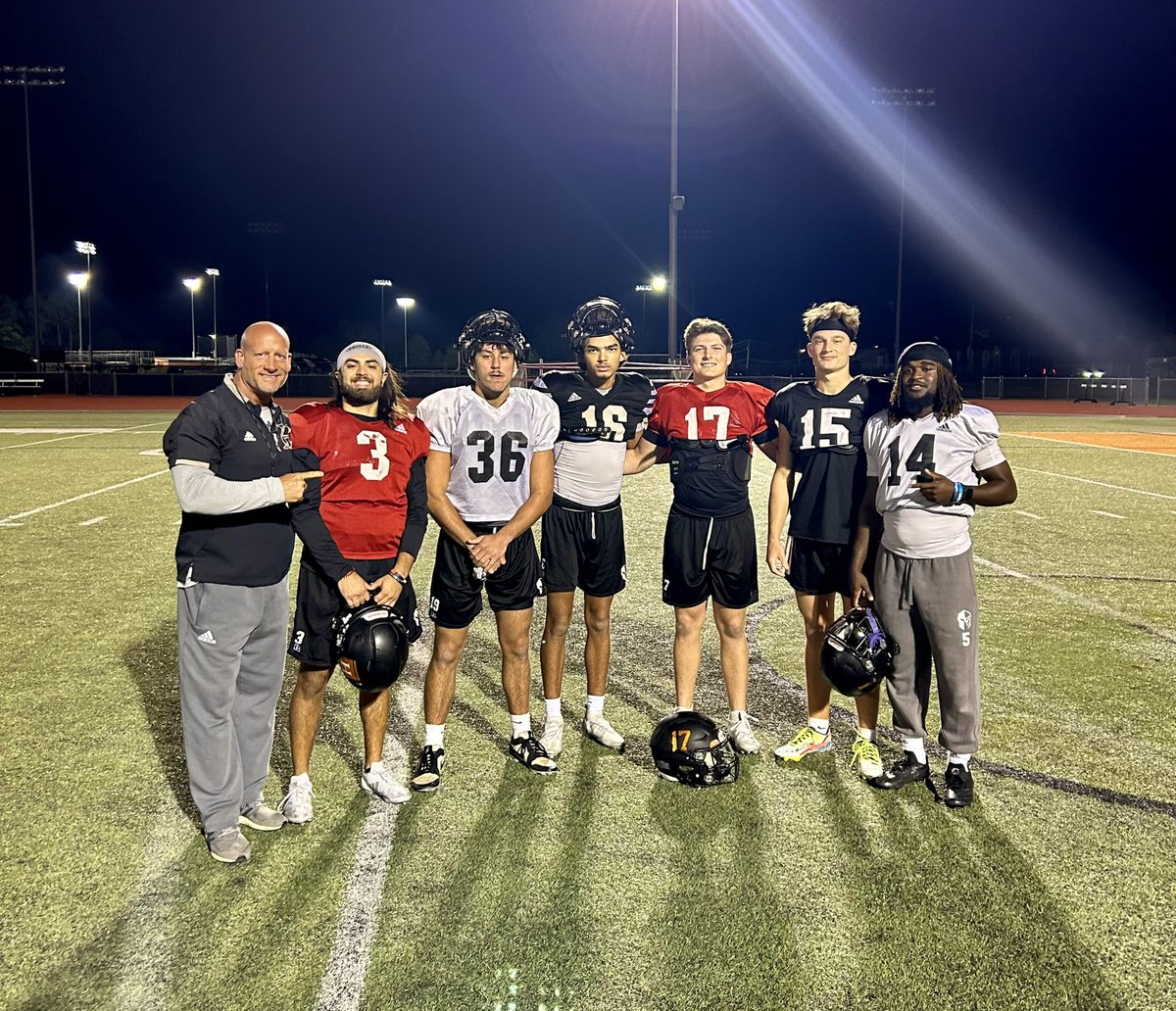RussHeidiSLC's tweet photo. Last Thursday practice of the season! I truly appreciate my guys! This QB room makes my job worthwhile every day🧡🖤
@HendrixFootball @JBQBTEXAS @BowsUp1 @Law_Wright12 @BliceJake @_mattcontreras @sagetreadwell10 https://t.co/5VvjHLLanX