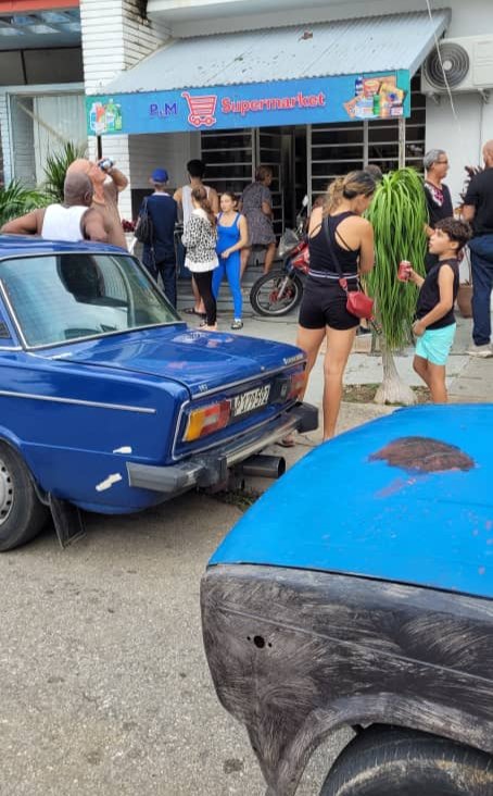 GHNordelo5's tweet photo. Mientras algunos ven -en todo- una oportunidad para sacar ganancias, muchos otros demuestran que los cubanos somos solidarios. Este TCP, en un pequeño mercado de Playa, puso su planta al servicio de quienes necesiten cargar GRATIS sus celulares. #Cuba #CDRCuba #UnidosXCuba https://t.co/dzuV75nC0d