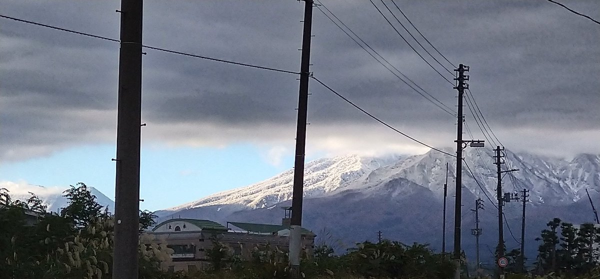 nd_shimo's tweet photo. 今朝の冷え込みで妙高山も冠雪しました。冬が近いですね https://t.co/7yY3pjNV5c