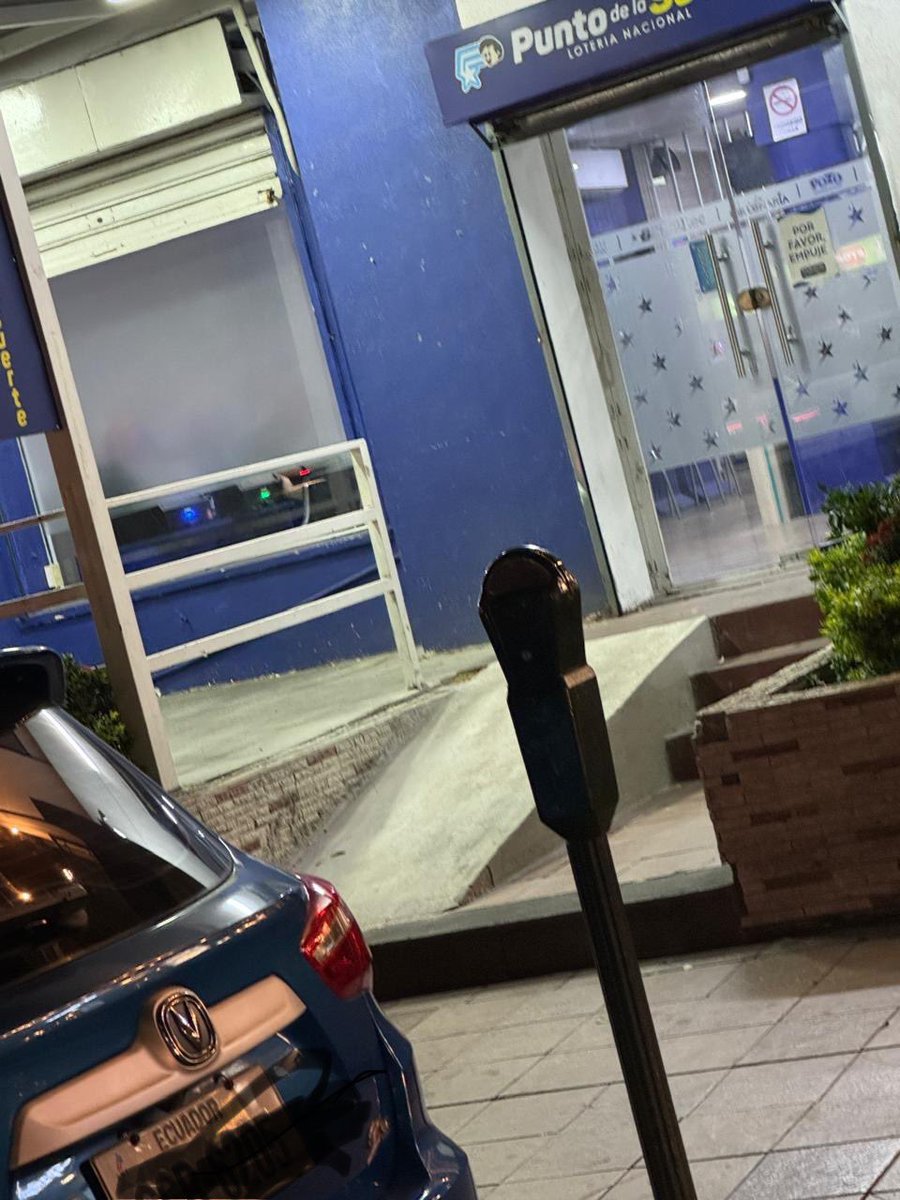 nicolaskronfle1's tweet photo. La lógica de esto? @alcaldiagye así está medio Urdesa y no hablar de toda la ciudad y el país en general…. https://t.co/g2akY13iIy