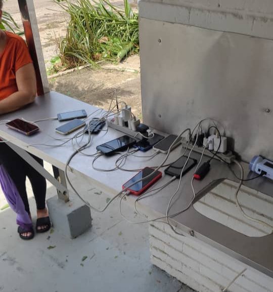 GHNordelo5's tweet photo. Mientras algunos ven -en todo- una oportunidad para sacar ganancias, muchos otros demuestran que los cubanos somos solidarios. Este TCP, en un pequeño mercado de Playa, puso su planta al servicio de quienes necesiten cargar GRATIS sus celulares. #Cuba #CDRCuba #UnidosXCuba https://t.co/dzuV75nC0d