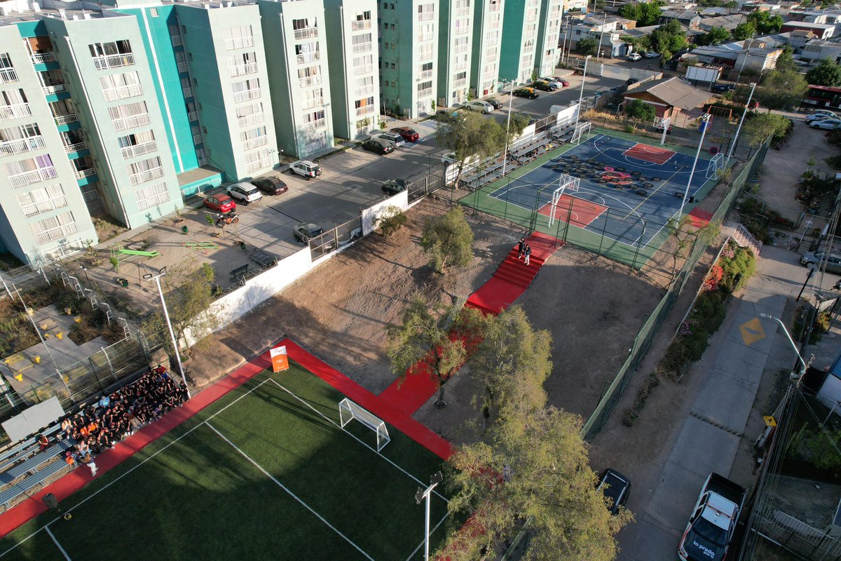 Orrego's tweet photo. Queremos que la comunidad se encuentre en torno al deporte, la vida sana y por supuesto, la vida segura. Hoy inauguramos dos canchas maravillosas en la Villa Los Poetas en Lo Prado. Más de $185 millones de inversión, financiados por el @Gob_Santiago. Gobernar es hacer ¡Vamos que se puede! 💪
