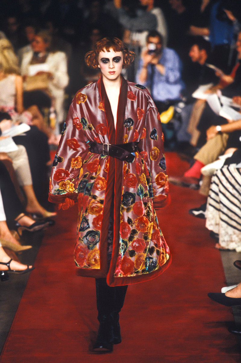 just spotted another Madonna’s hidden look at the 1998 pre-Oscar’s after party. Jean Paul Gaultier fall 1997 couture