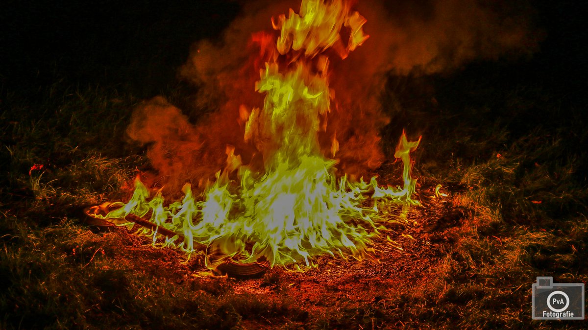 Kliko in brand op grasveld Hoge Dries Apeldoorn