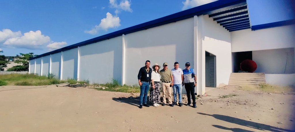 maferojas's tweet photo. Hoy recorrimos en #SanJosédelGuaviare, junto al alcalde Willy Rodríguez y su equipo, 1️⃣ el lote que postuló el municipio para el Punto de Abastecimiento Solidario (PAS), 2⃣ una obra de la Plaza de Mercado en El Porvenir, que incluimos en nuestro plan de choque y 3️⃣ tuvimos con una visita con la oficina regional del @ICBFColombia, donde abordamos temas de seguridad alimentaria en la región.

🤝 Seguimos avanzando con proyectos estratégicos de @ProsperidadCol en este bello departamento de Colombia.