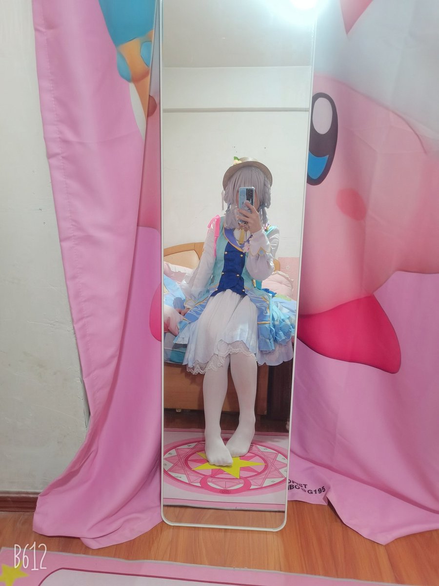 隔着屏幕你都能被他操纵情绪，他说今天吃了什么，你很开心，你认为他愿意给你分享生活的点滴，明天他不理你你就慌了神，认为自己做错了什么，殊不知他的生活你连小浪花都不算，而他却是你生活的全部