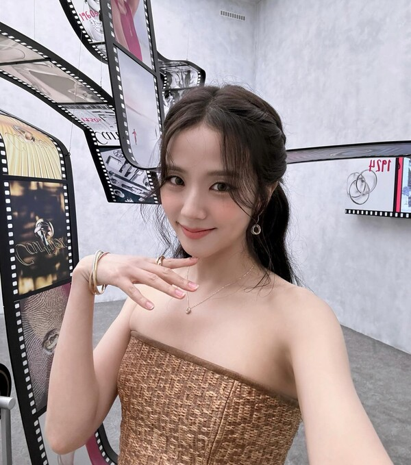ForeverKimJisoo's tweet photo. Blackpink #JISOO, No. 1 Solo on 'Circle Social Chart 2.0' Even Without Activities

"Jisoo recorded the highest ranking as a solo singer on the Circle Social Chart 2.0 in October... JISOO, who has not been active in music at all this year and does not have a TikTok account, showed IMPRESSIVE performances by ranking 5th and 3rd on the Circle Social Monthly Chart and Weekly Chart, respectively. This ranks 1st among solo artists."
https://t.co/ojarcjHBIs