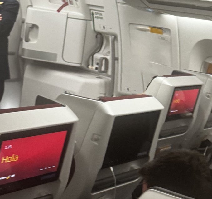 trueengineer's tweet photo. Lo último que me faltaba, coincidir en el avión con mi viejo https://t.co/eOJykEhZvz