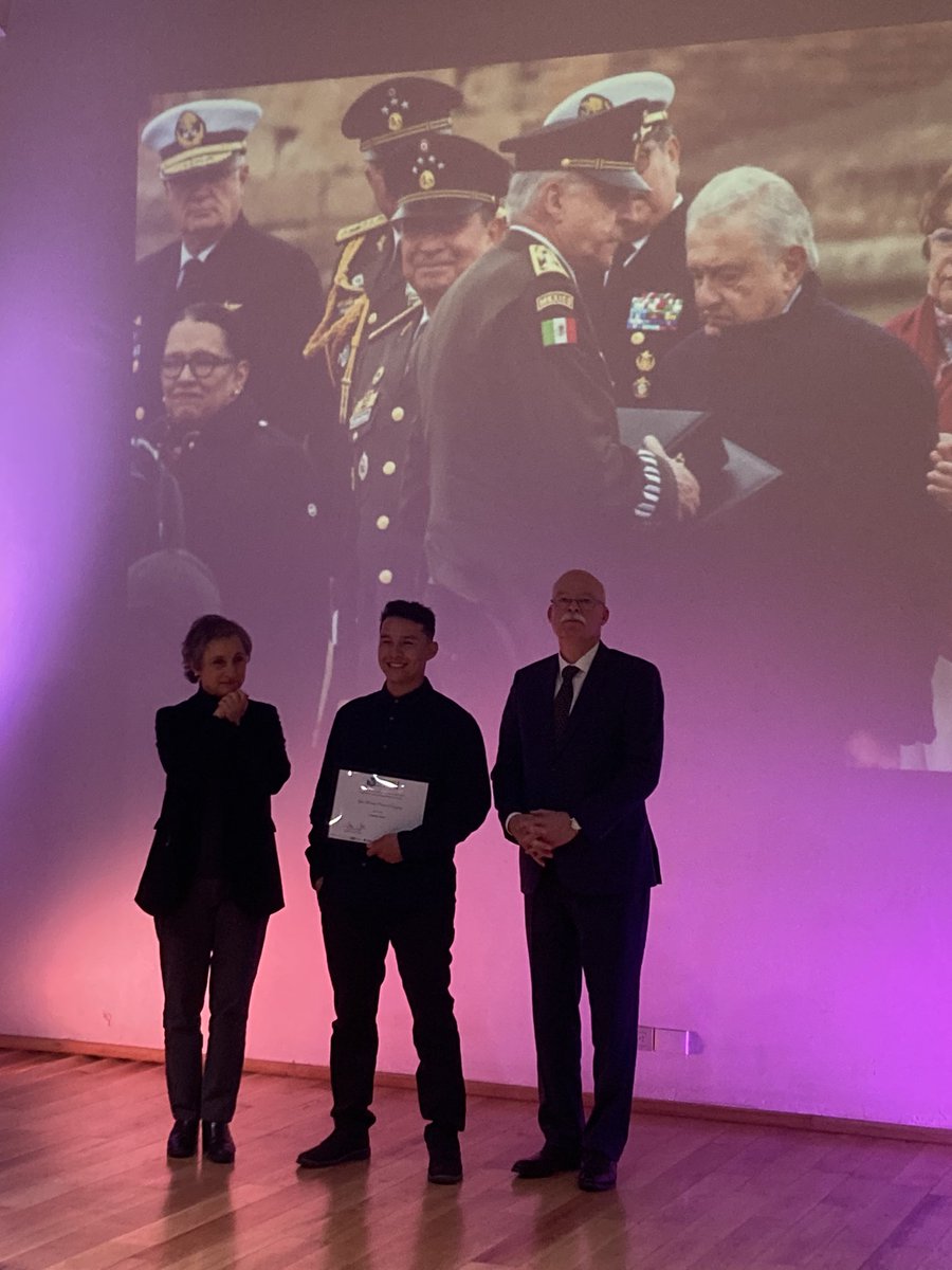 premioreutermx's tweet photo. 📸 ¡Felicidades a Galo Roberto Cañas Rodríguez! Su fotografía “Cienfuegos Amigo” ha sido galardonada con el primer lugar en la categoría Fotografía y Caricatura. Su obra captura la complejidad de las relaciones entre el poder ejecutivo y las fuerzas armadas en México, recordándonos la importancia del fotoperiodismo crítico. #PAPWR024

@PdPagina
