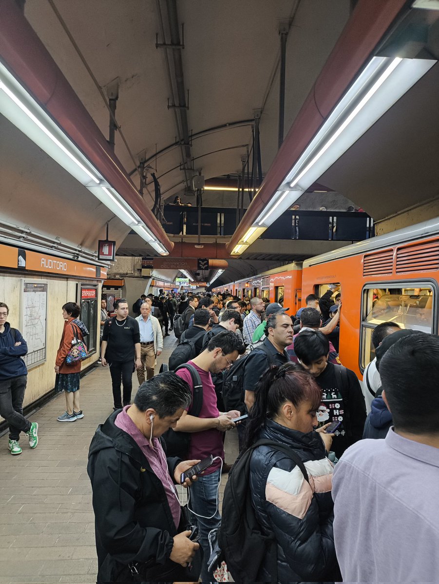 luis921205's tweet photo. @MetroCDMX  otra vez la línea 7
Quien puede dar respuesta del por qué sigue siendo tan ineficiente está línea? https://t.co/N5gKg2dUGu