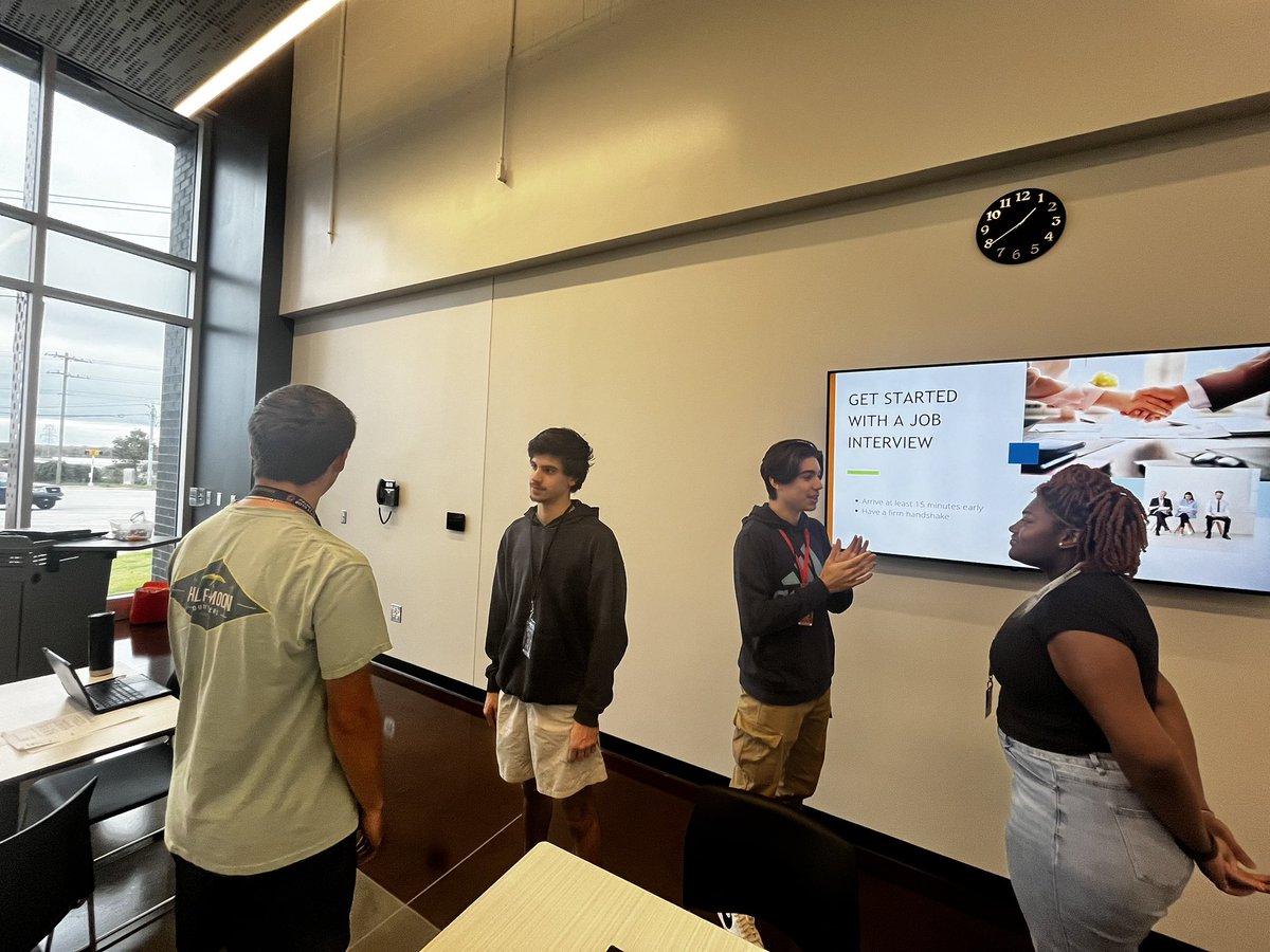 cte_innovation's tweet photo. INTERVIEWING 1️⃣0️⃣1️⃣

Mock Interview Day is just 2️⃣weeks away! Today, students learned and practiced:

🛗 Elevator Pitch
🤝Handshake 
👔 Dress
✅🛑 Do/Don’t

Thank you Mrs. Dhanarine &amp; Mr. Woodlief for leading this session &amp; Mr. Stone for laughs with a “bad example interview!” https://t.co/6X84YKr6RY