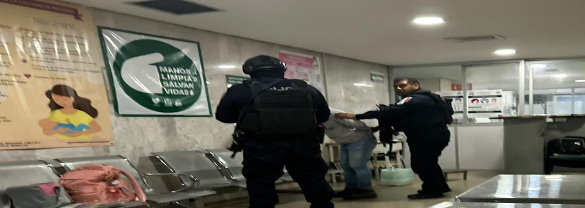 ESNOTICIAS4's tweet photo. Un hombre fue atacado a balazos por dos sujetos armados al interior del IMSS de Plan de Ayala en Cuernavaca. Se reporta una persona detenida https://t.co/E4VbnLrMUT