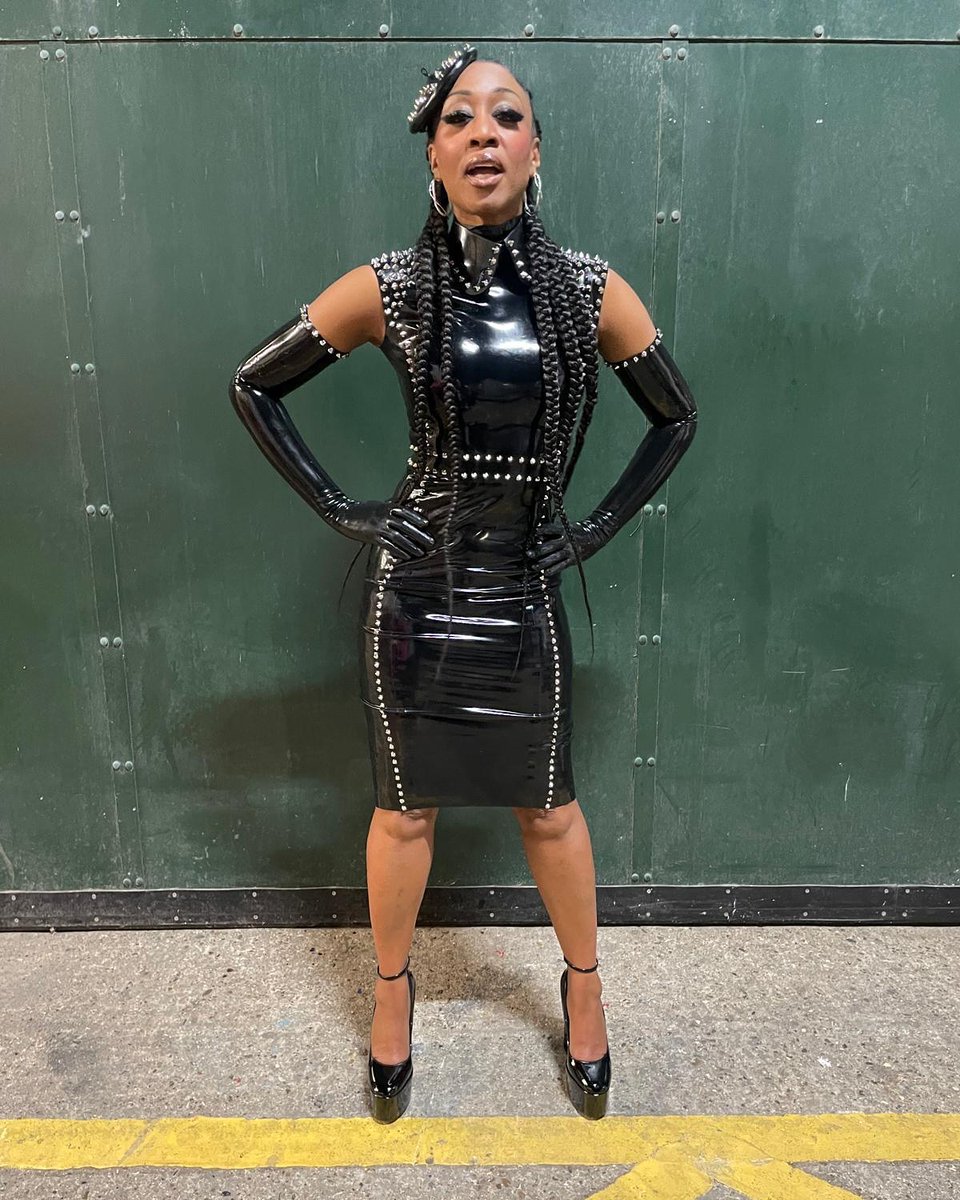 tomsmith1980's tweet photo. @LatexCelebriti1 @latex_kitsch @WearLatex @Beverleyknight
Beverly Knight looking amazing in latex for RuPaul Drag Race 
https://t.co/BfgGeORyv0 https://t.co/ZwXc5nWCzm
