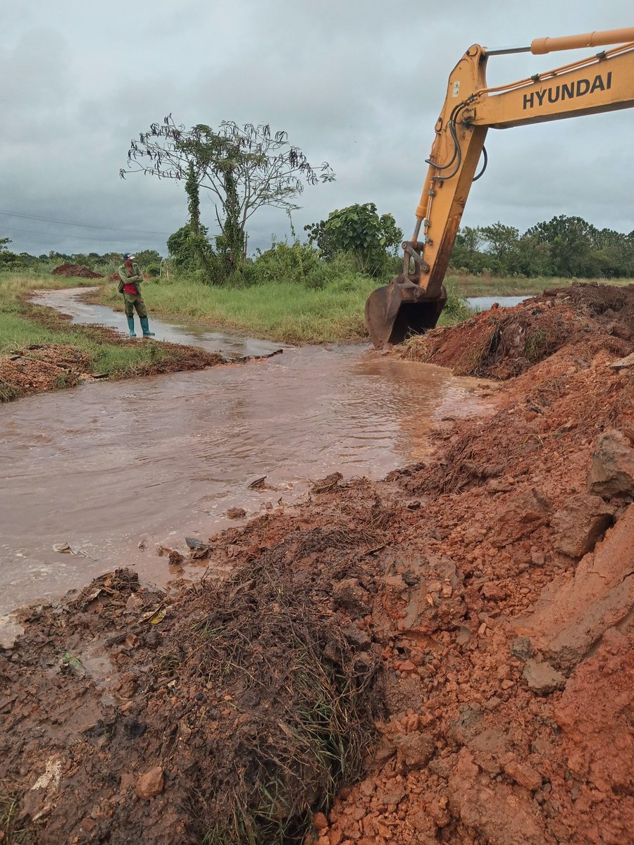 Con su directora al frente la Empresa de Rehabilitación de Obras Hidráulicas del Centro realiza acciones para en el menor tiempo posible disminuir las inundaciones qué han afectado en las últimas horas el poblado de Alacranes en Unión de Reyes.
#Matanzas.