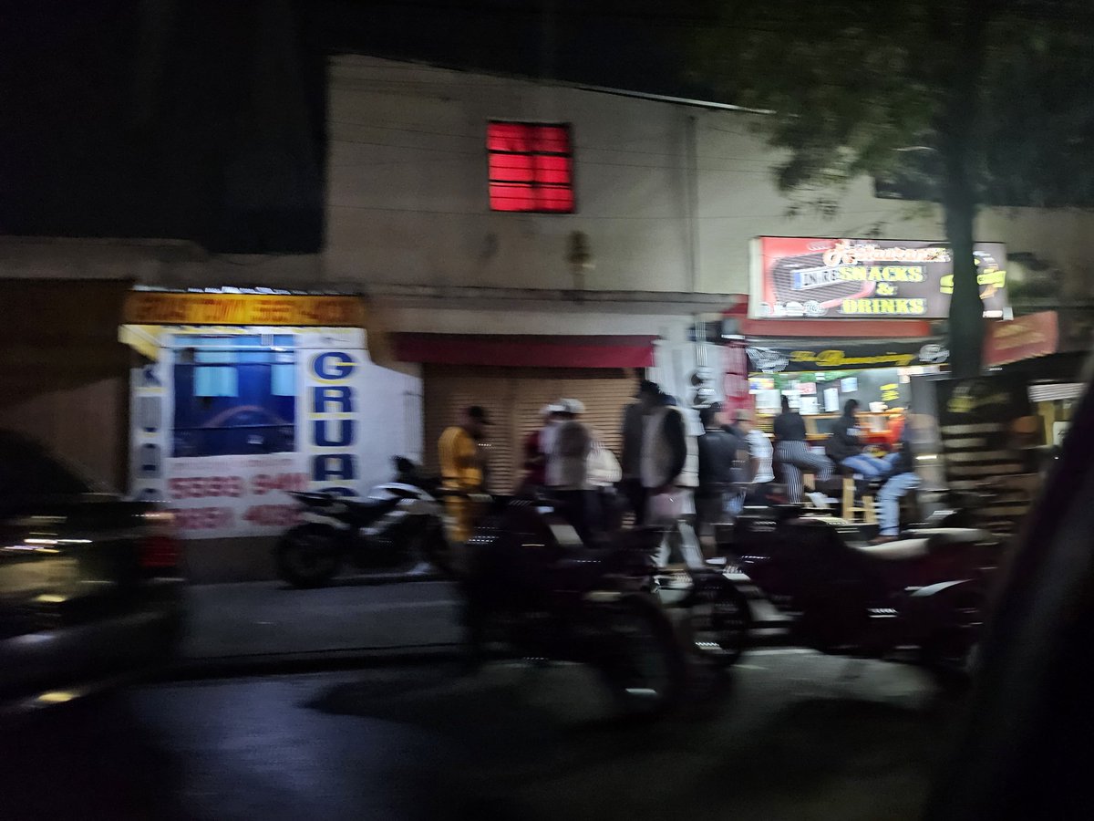 Mely_sandate's tweet photo. @LopezCasarinJ @AlcaldiaAO @UCS_GCDMX Hago el reporte de esta cheleria en alta tensión esquina av del rosal delegación AO consumiendo bebidas alcohólicas y estupefacientes en vía pública https://t.co/TrDm4HfOkx