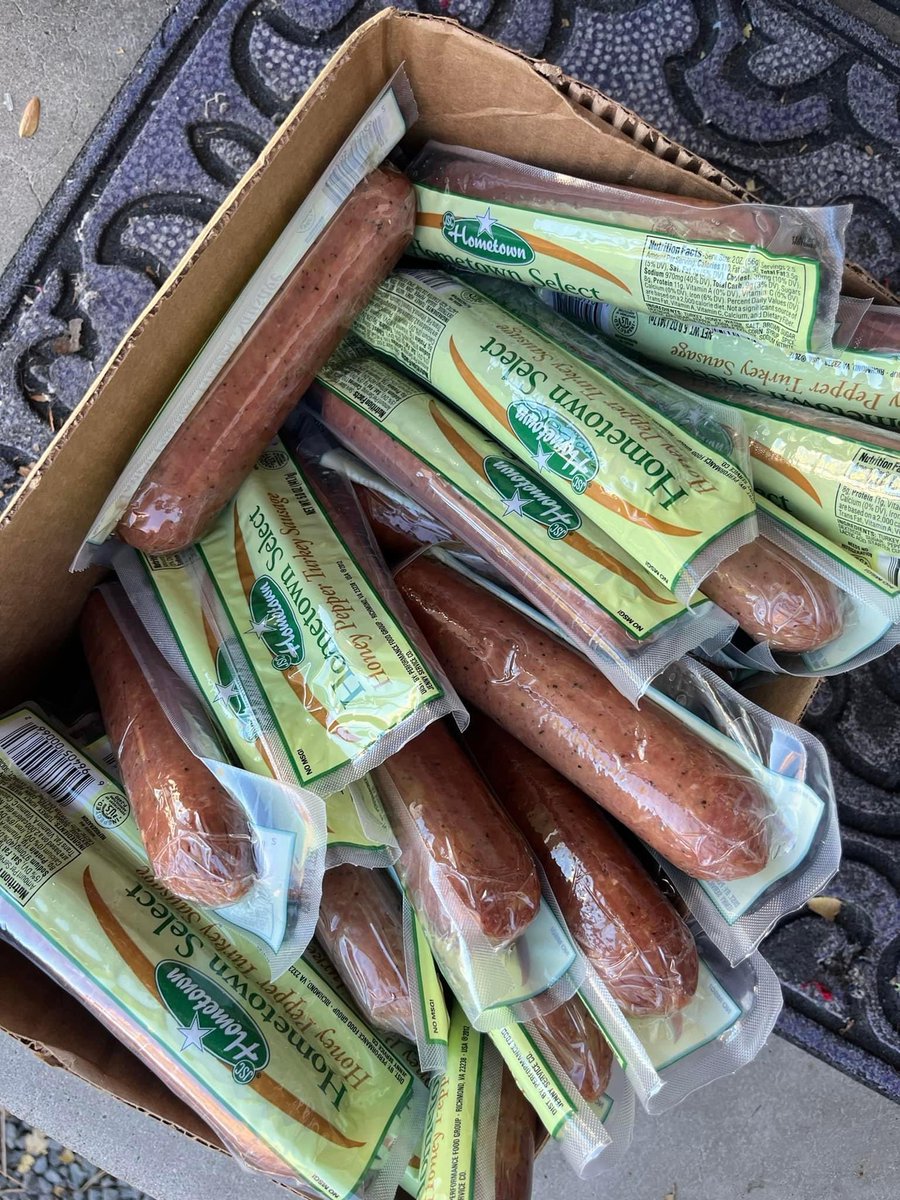 Thankful for our special assignment volunteer Cathy &amp; our great friends at Walkenhorst's!
Every shopper gets a food bag, &amp; we top off each bag with the snacks that they regularly supply. 💕 
They always throw in cool basics. We love Levi’s, Nike, acne products, &amp; other treasures.