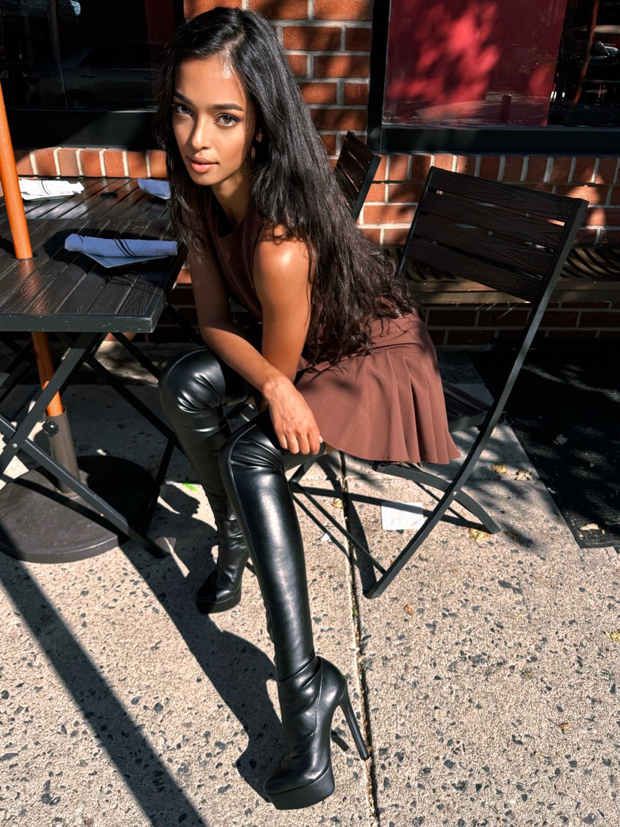 Ruthie_Davis's tweet photo. 🍂 A new pair of #overthekneeboots = total fall game-changer! 🍂 Whether you’re stomping through fallen leaves or owning the sidewalk, there’s nothing like a killer pair to level up every look. #FallBoots #NewSeasonNewShoes #OwnTheFall #ruthiedavis https://t.co/BEm0Sc4sEk