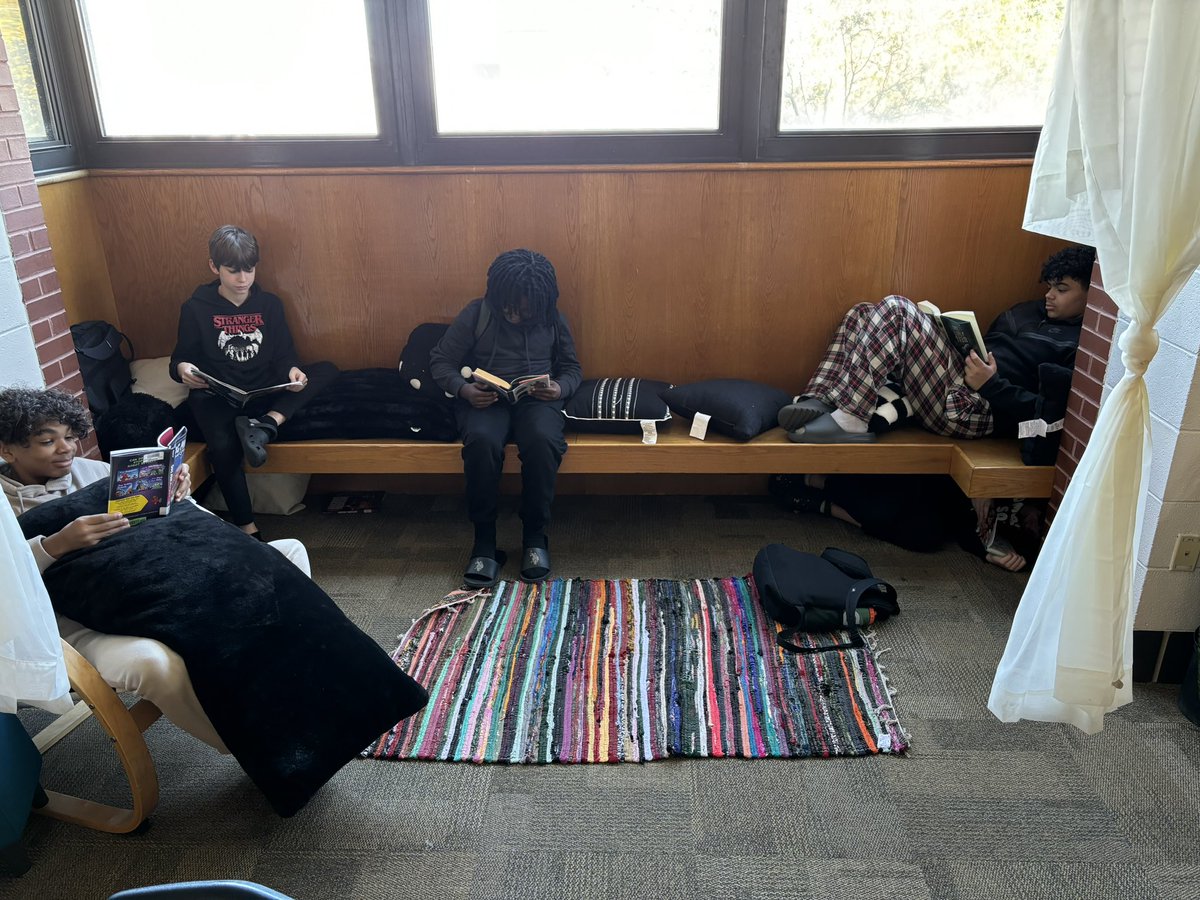 ReedAcademy1's tweet image. D.E.A.R. Time, BEST time! 📖📚🦫❤️
#SPSReadToSucceed