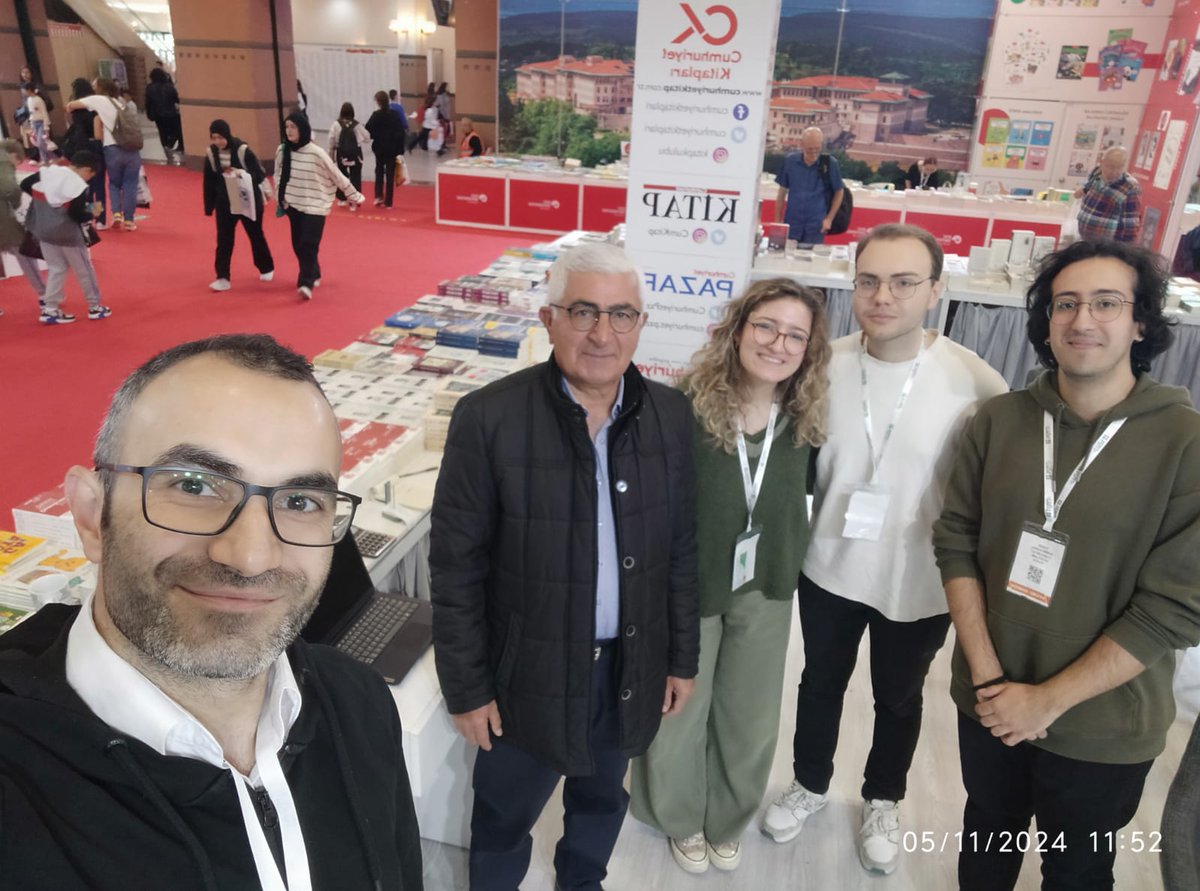 Sevgili DOSTLAR,
Dün biten İstanbul TÜYAP'taki imza günlerimde bana çok yardımcı olan CUMHURİYET KİTAP ekibi sorumlusu Mehmet İsa Öztürk ve ekibine teşekkür ederim. Esen kalın.
Teşekkürler CUMHURİYET!