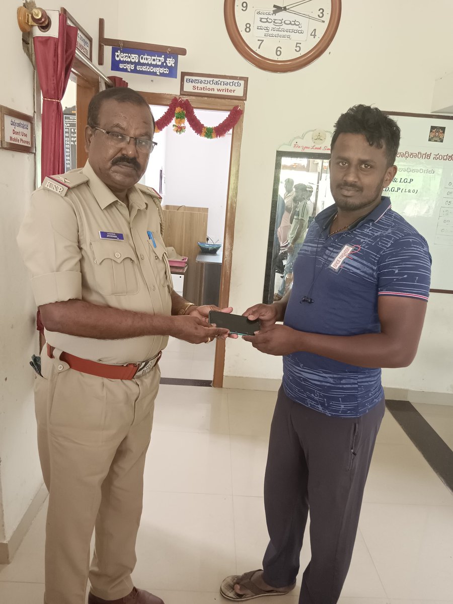 SPTumkur's tweet photo. ನಮ್ಮ ತುಮಕೂರು ಜಿಲ್ಲೆಯ #AmruthurPS #BadavanahalliPS #KolalaPS #KyathsandraPS #MedigeshiPS #SiraTownPS #TipturTownPS ಪೊಲೀಸ್ ಠಾಣಾ ವ್ಯಾಪ್ತಿಯಲ್ಲಿ ಕಳೆದು ಹೋಗಿದ್ದ ಒಟ್ಟು 08 ಮೊಬೈಲ್ ಫೋನನ್ನು #CEIR ಪೋರ್ಟಲ್ ಮೂಲಕ ಪತ್ತೆ ಮಾಡಿ ವಾರಸುದಾರರಿಗೆ ಹಿಂದಿರುಗಿಸಲಾಯಿತು. #TumakuruDistrictPolice
#LostMobileTraced
#CEIRPortal
@venkatashok