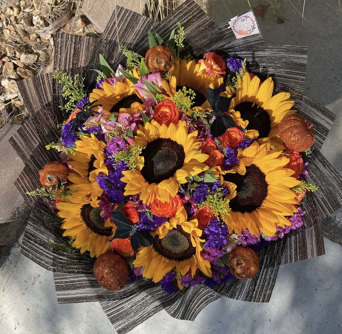 sunflowerchives's tweet photo. so pretty💐 https://t.co/1IllU1iDgN
