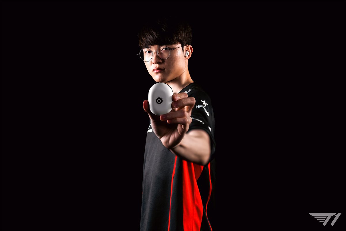 T1LoL's tweet photo. 2024 월드 챔피언 T1 선수들이 선택한 SteelSeries의 게이밍 무선 이이버드, Artics Gamebuds를 지금 만나보세요!

Check out our players with the brand new @SteelSeries Arctis Gamebuds - the Champion's choice for all day gaming!

#T1WIN #T1Fighting #SteelSeries https://t.co/zGcXQR6NrW