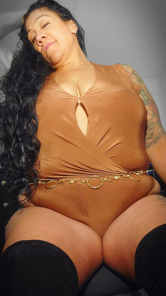 Cherrybombz5150's tweet photo. Thick thighs save lives!! Agree or disagree??
#thick #thicker #Snickers #bbw #ThighsWideThursday #thighsday #thickthighs #thicky #bbwpleasures #bbwhot https://t.co/ohvaMLjt7u