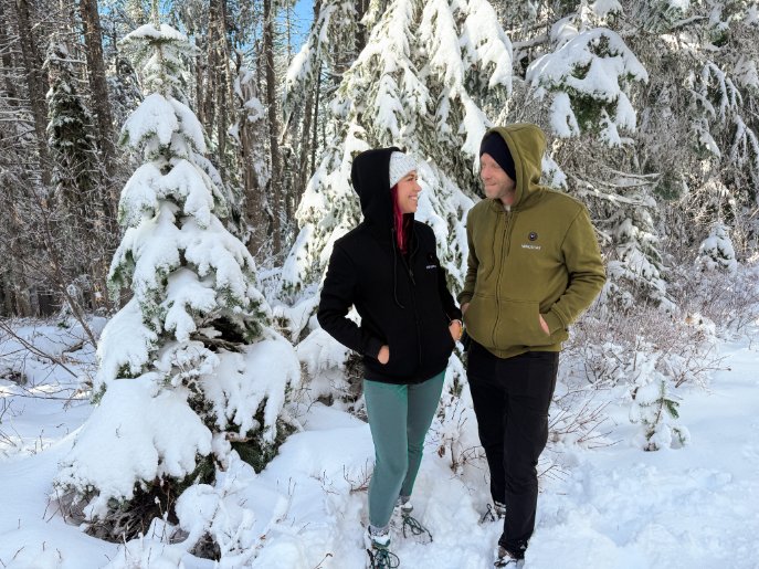 Cold weather adventures? Layer up right, and every winter hike can feel like a cozy retreat. #OutdoorEssentials #WinterReady ❄️🌲 

#venustas #venustasheatedjacket #venustasstyle #venustasheatedvest #venustaswear  #heatedapparel #venustasheatedjacketbattery