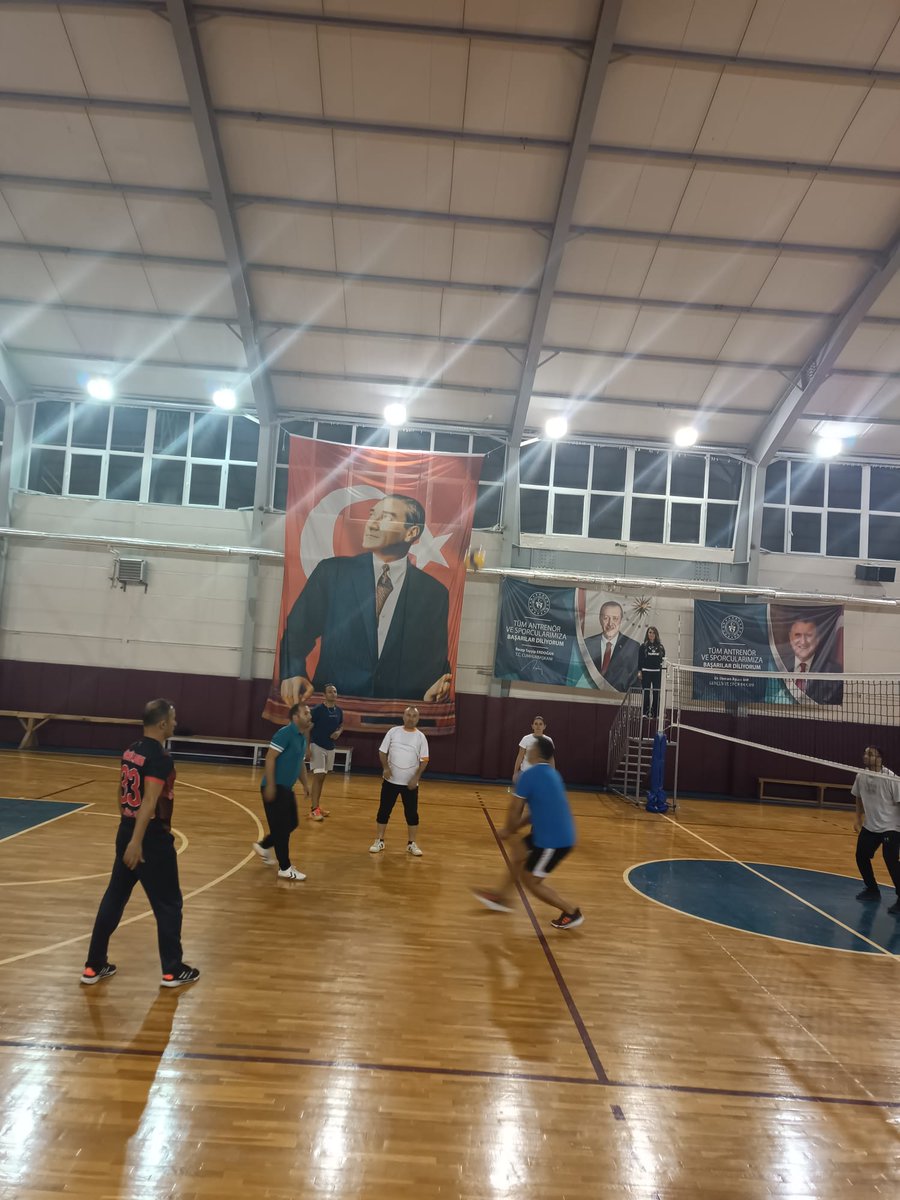 İlçe Milli Eğitim Müdürümüz tarafından organize edilen 24 Kasım Öğretmenler Gününe özel  Voleybol Turnuvasında Özel Eğitim rüzgârı esiyor. Tüm Takımlara Başarılar dileriz. <a href="/fazilet_durmus/">Fazilet Öğretmen 🇹🇷</a>
<a href="/FatihBurgut/">Fatih BURĞUT</a> <a href="/h_kadim33/">Hüseyin KADİM</a> <a href="/tcmeb/">Millî Eğitim Bakanlığı</a>