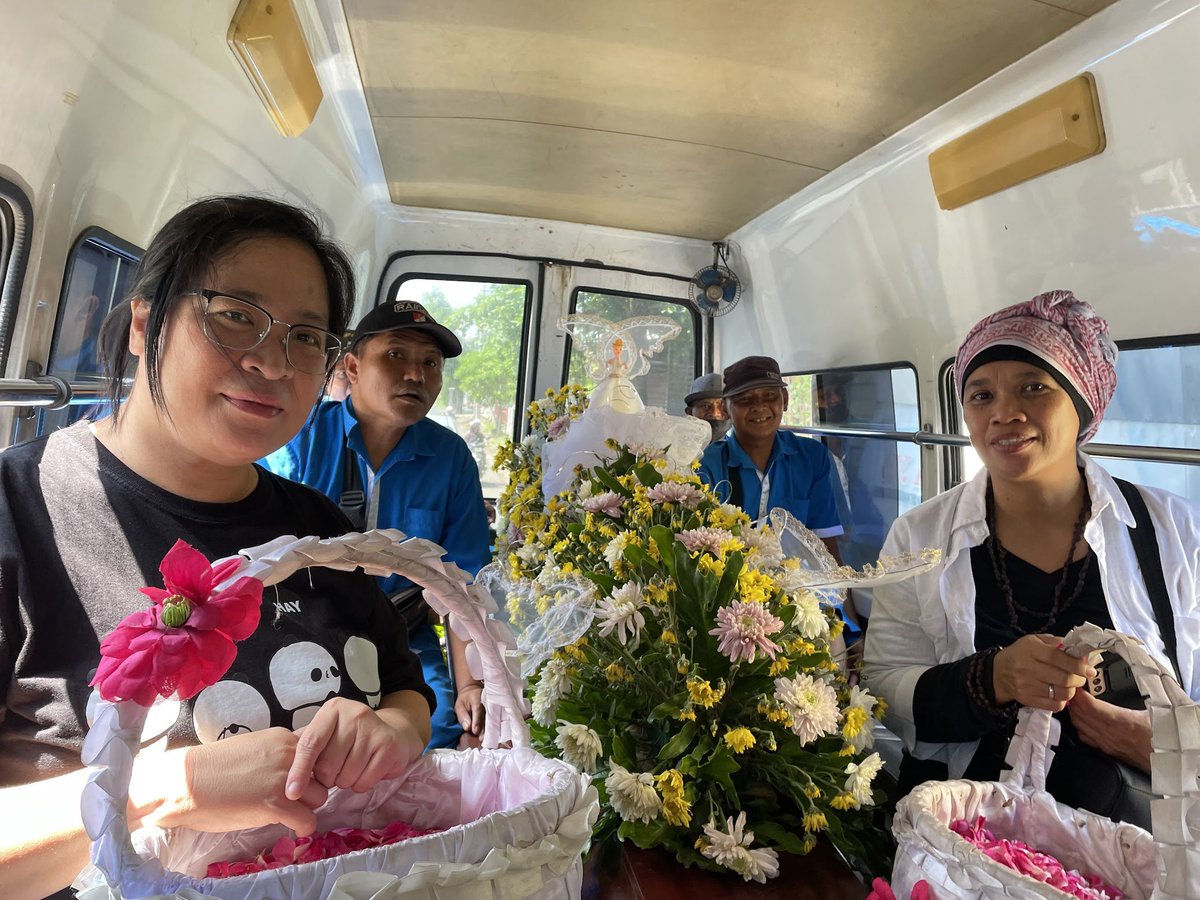 andreasharsono's tweet photo. Hari ini saya memakamkan adik saya, Susanna (1969-2024) di Jember. Dia punya skizofrenia sejak umur 23 tahun, rutin berobat, merawat ibunya yang stroke, ironisnya, dia meninggal duluan karena kekecewaan yang luar biasa #RIP https://t.co/EFohl5DluF https://t.co/7ETsiiTZYx
