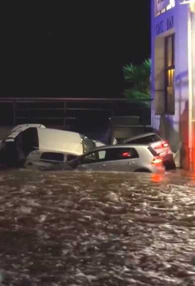 3CatInfo's tweet image. Forts aiguats a l'Empordà: inundacions de baixos i desenes de cotxes arrossegats a Cadaqués 3cat.cat/324/forts-aigu…