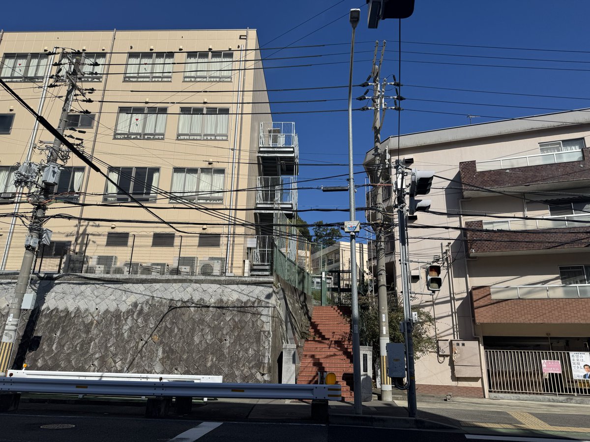 MasupOfficial's tweet photo. 令和六年11/8（金）、本日は妙法寺小学校から横尾小学校へ移動。途中のファミマで𰻞𰻞麺
MASU-p板宿
#コワーキング #須磨区 #レンタルスペース #妙法寺駅 #プロクラ #横尾小学校 #VisionPro  #M4MacBookPro
#M4MacMini https://t.co/nnPmEOiqRw