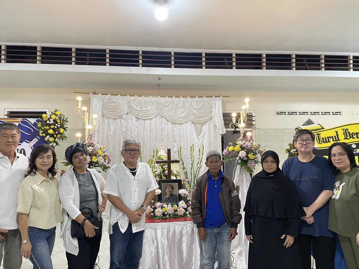 andreasharsono's tweet photo. Hari ini saya memakamkan adik saya, Susanna (1969-2024) di Jember. Dia punya skizofrenia sejak umur 23 tahun, rutin berobat, merawat ibunya yang stroke, ironisnya, dia meninggal duluan karena kekecewaan yang luar biasa #RIP https://t.co/EFohl5DluF https://t.co/7ETsiiTZYx