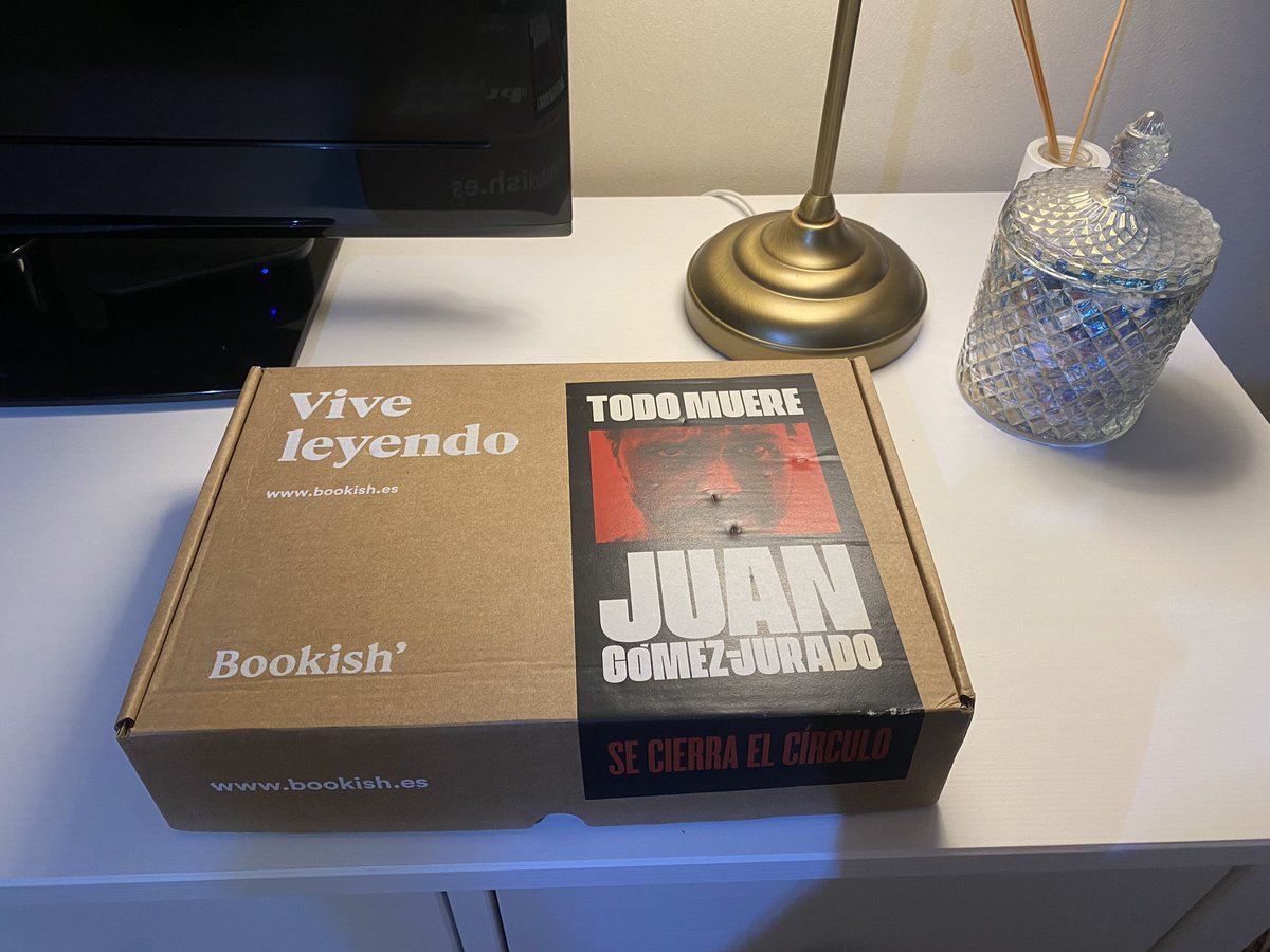 Llegar de viaje de trabajo agotado de Frankfurt y encontrarme esto en casa. Una vez más, mi media naranja no tiene precio 😍😍
<a href="/JuanGomezJurado/">Juan Gómez-Jurado</a> #TodoMuere
