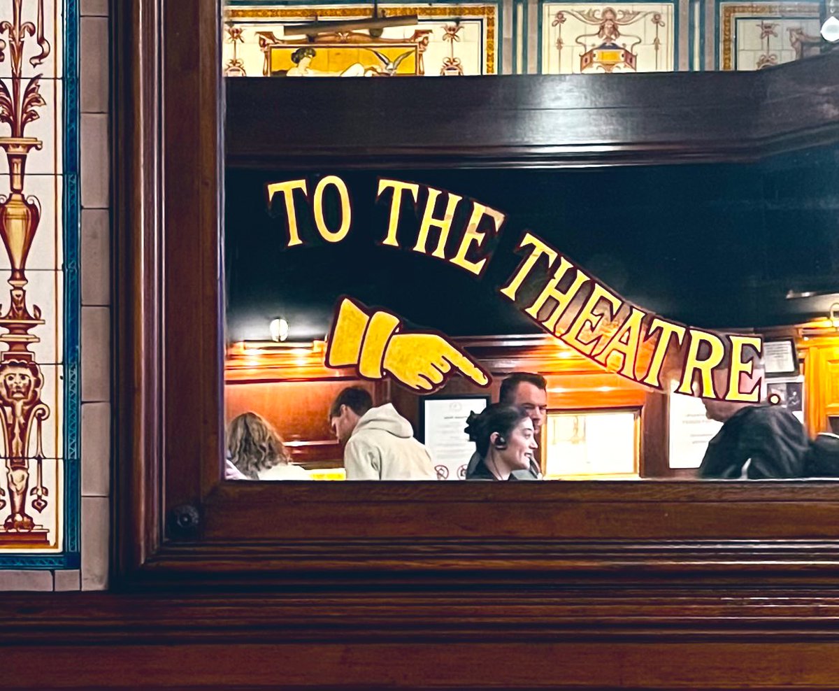 1000Rach's tweet image. 🎭 To the theatre 🎭 #Criterion #Theatre #Piccadilly #London #FingerpostFriday 

criterion-theatre.co.uk/our-theatre/15…