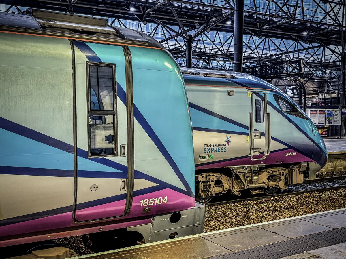 miles_chains's tweet image. Autumnal mornings in Leeds, and amended workings due to TRU upgrade work. 185104 Awaits departure to Hull, whilst 802215 prepares to depart for Liverpool Lime Street. 
#Class185 #Class802 #Hitachi #Siemens #LeedsCityStation #TPE