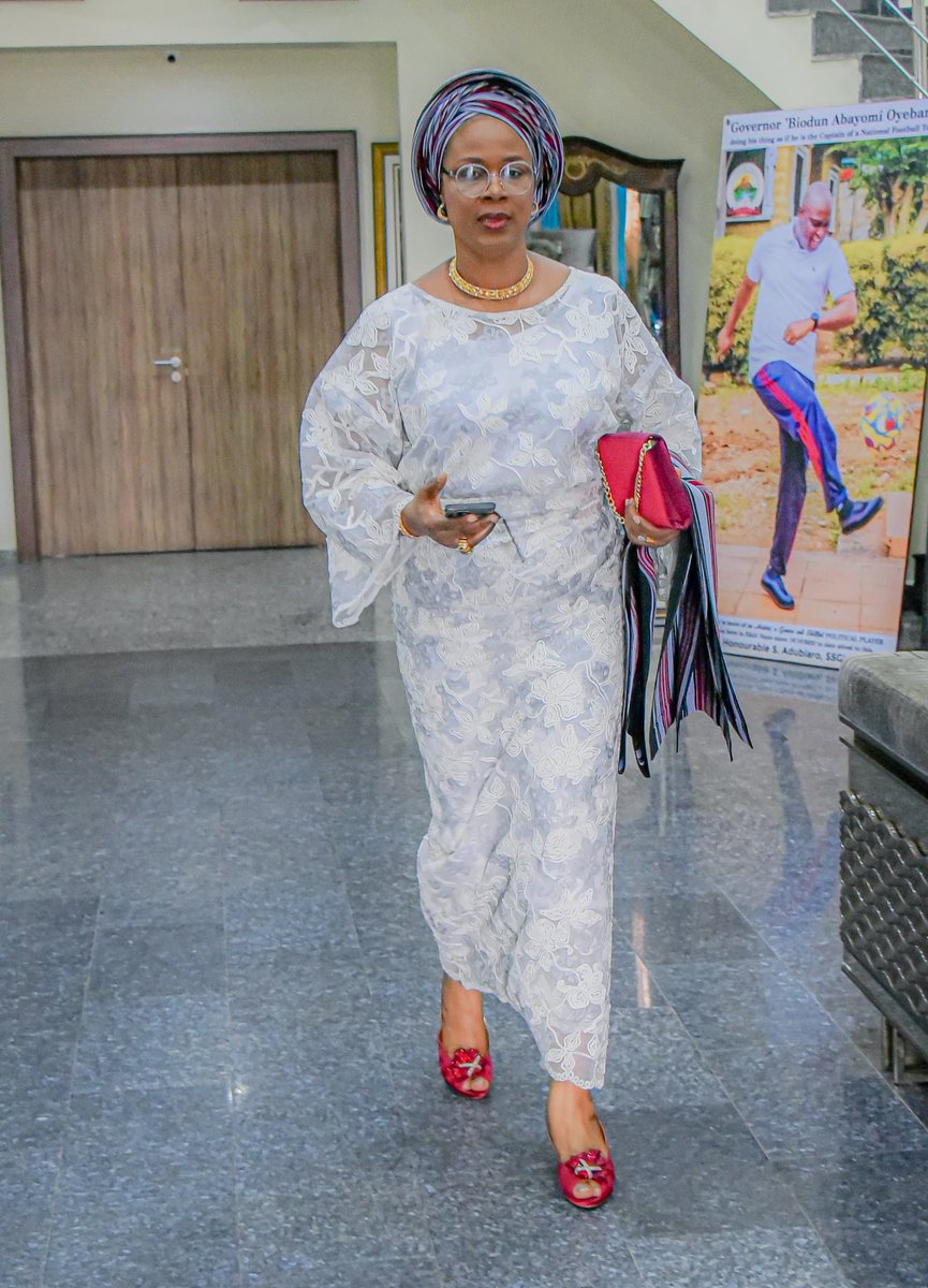 biodunaoyebanji's tweet photo. Today is another beautiful day to celebrate my darling  wife, Olayemi.

Your heart of gold reminds me daily that you are a star, specially made by God the father. 

You are a virtuous woman and a mother indeed

No diamond, gold or silver is as precious as you

You are a priceless gift- a rare gem for which I am forever grateful

May all your wishes be fulfilled by the Almighty God, our father!

May you continue to grow and glow in grace and joy.

May the good lord bless your new age. Many Happy Returns.

BAO.