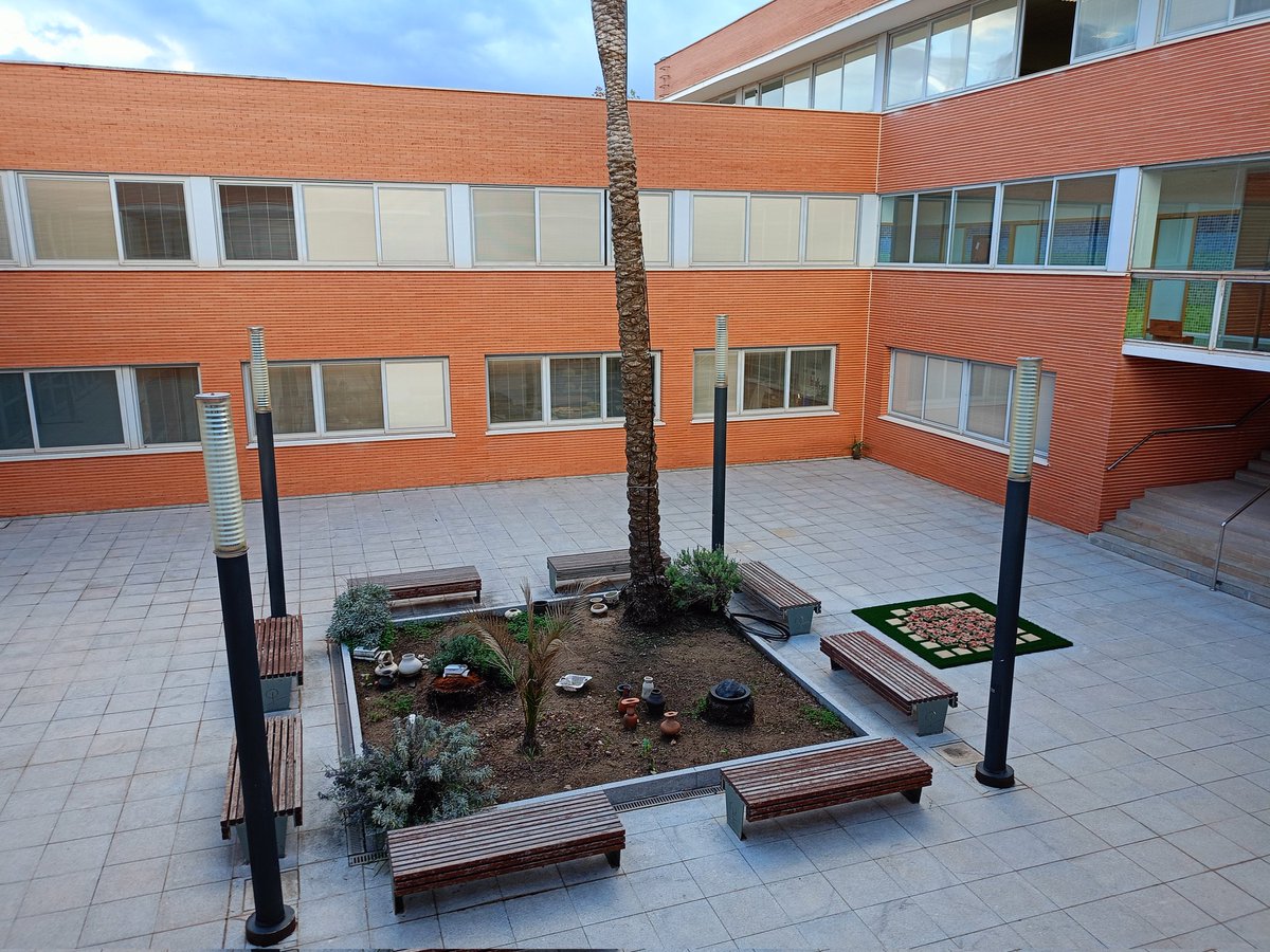 MiguelAlayrach's tweet photo. 👨🏻🏫📚 Ayer tuve la fortuna de visitar las espectaculares instalaciones de la Escola Superior de Ceràmica de l'Alcora para impartir una formación sobre gestión bibliotecaria. Mil gracias por la atención y la acogida. 🫂📖
#escal #biblioteca #formaciónbibliotecaria #formación https://t.co/MXnPxQE4nV