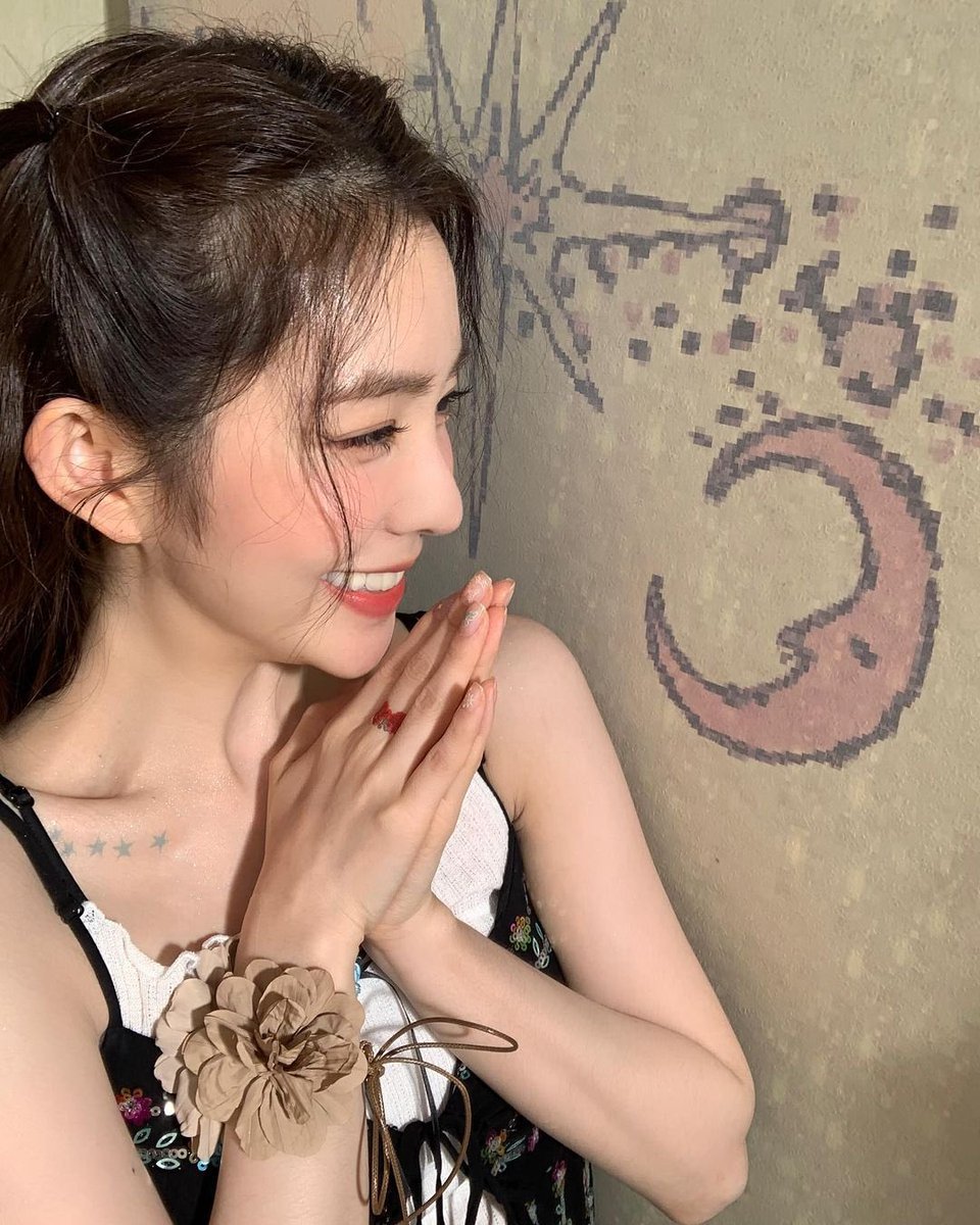 irene_global's tweet photo. [IG] 241108

New renebaebae post!

“💖🌙💫”

🎵 Dept - Winter blossom (ft. Ashley Alisha &amp; nobody likes you pat)

https://t.co/tnau31ppOT
#IRENE #아이린 #RedVelvet @RVsmtown https://t.co/5FdzpOT0FC