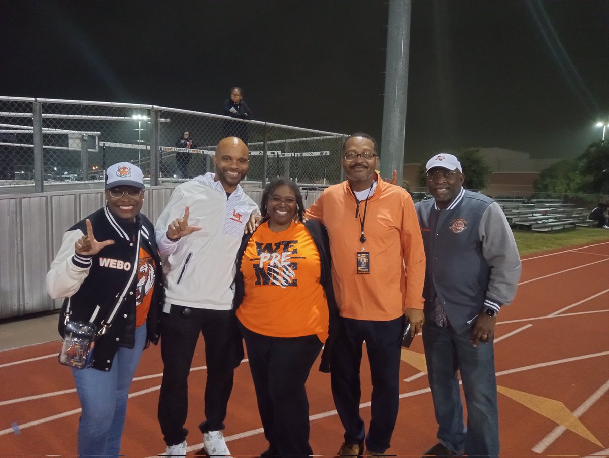 CreditHelping's tweet photo. Please help me celebrate Teacher of the year Ms. Thomas #LISD #PRELancaster #WEBO @kimbernique @CherishPipkins @TyGJones @akperera https://t.co/Kk025jUg49
