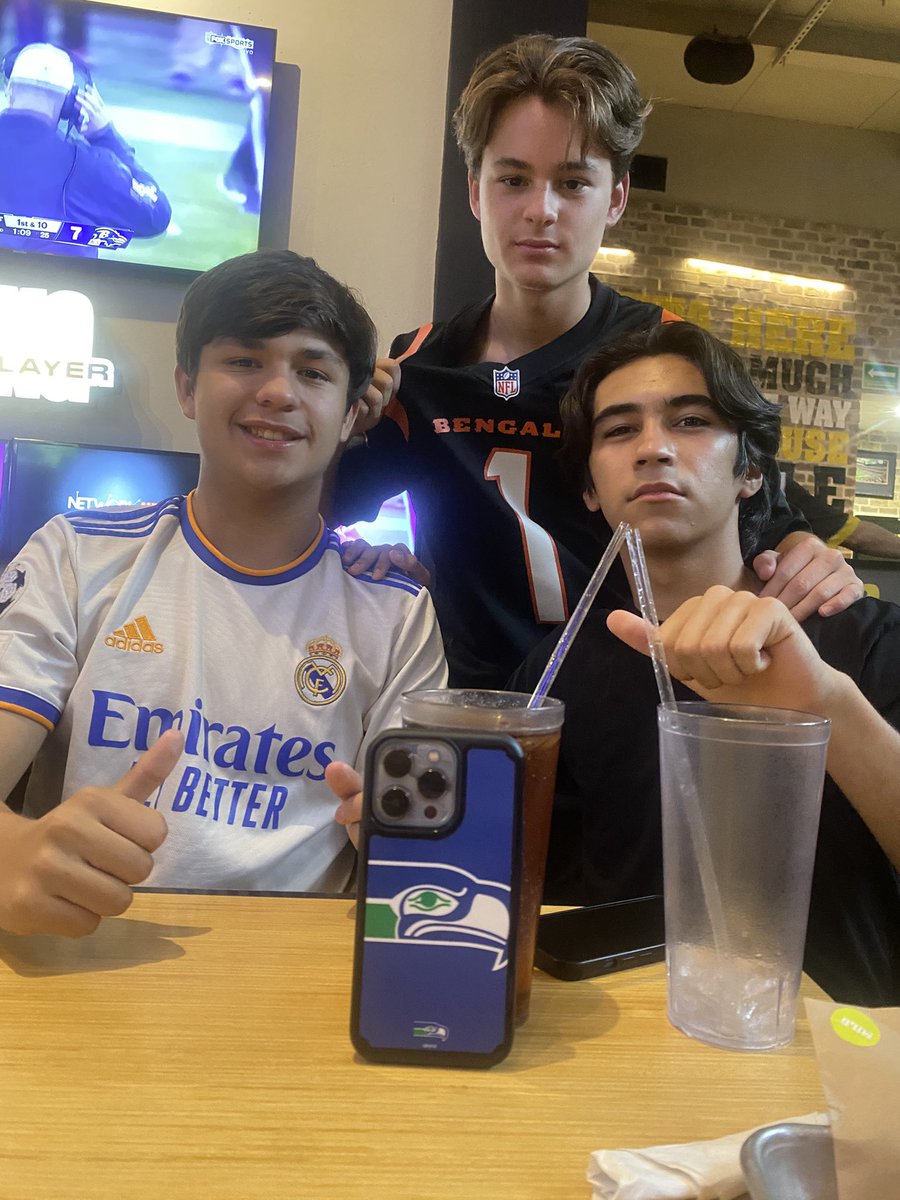 andyroodriiguez's tweet photo. #FOXImpactoNFL Que sería el Jueves sin Disfrutar Pollo con tus amigos viendo La NFL saludos https://t.co/NkwxOPPuRM