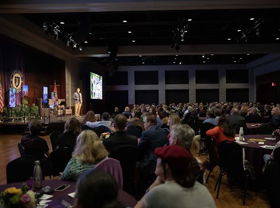 McQueenCandice's tweet photo. Fantastic evening with author Dan Heath at the @lipscomb Don R. Elliott Distinguished Presidential Lecture. More than 400 community members gathered on campus to hear insights from his new book #Reset - to find the levers for getting unstuck &amp; making the changes that matter. https://t.co/S8P4mcTCpQ
