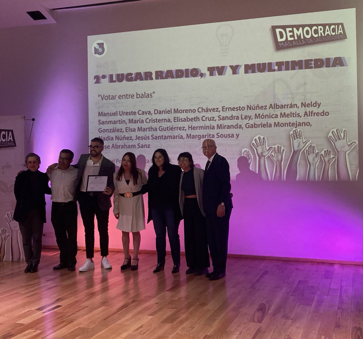 Data Cívica (@datacivica) on Twitter photo ✨🏅 Nos emociona anunciar que nuestro proyecto #VotarEntreBalas ganó el 2do lugar en categoría de multimedia del <a href="/premioreutermx/">Premio Alemán de Periodismo Walter Reuter</a> con las #HistoriasEntreBalas en alianza con <a href="/Pajaropolitico/">Animal Político</a> 👉🏼 votar-entre-balas.datacivica.org
Ante la falta de datos, desde 2021 comenzamos a monitorear la ✨🏅 Nos emociona anunciar que nuestro proyecto #VotarEntreBalas ganó el 2do lugar en categoría de multimedia del <a href="/premioreutermx/">Premio Alemán de Periodismo Walter Reuter</a> con las #HistoriasEntreBalas en alianza con <a href="/Pajaropolitico/">Animal Político</a> 👉🏼 votar-entre-balas.datacivica.org
Ante la falta de datos, desde 2021 comenzamos a monitorear la