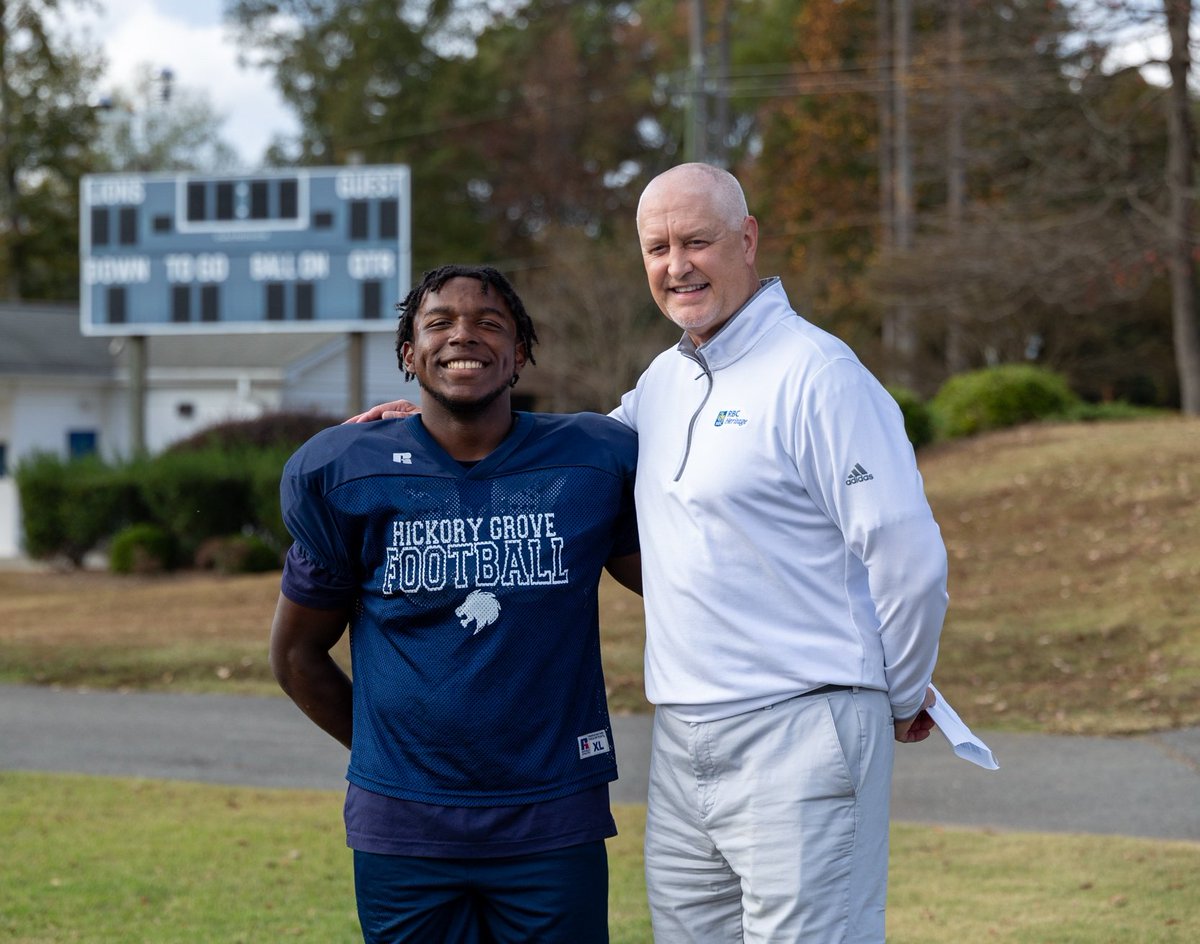 hickorygrove_fb's tweet photo. Our guy Anthony Hawkins was honored as the RBC Wealth Management Player of The Week for Week 12. Thanks to Russell Mansfield, Senior VP, for presenting Anthony with this award!

Anthony is a 3-time recipient of this award!

#OneRoar https://t.co/O4xvKi3wAL