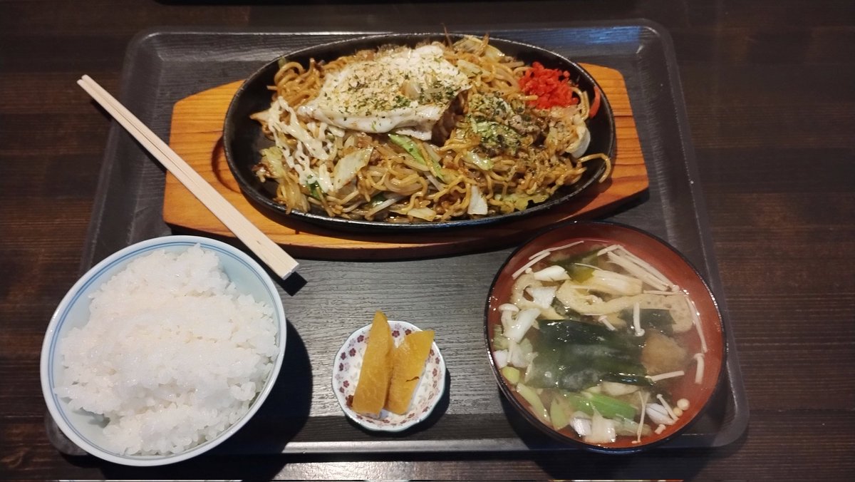OKKY4's tweet photo. 有馬やのたじみそ焼きそば定食にゃう。 https://t.co/U3wcIRBbkE